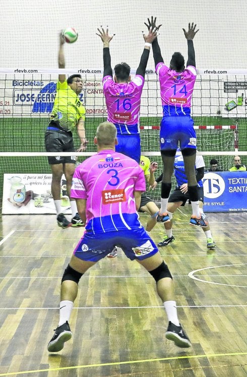 Bouza, en primer término, Hoster (16) y Da Cruz, en el partido ante el Melilla en Cabezón. 