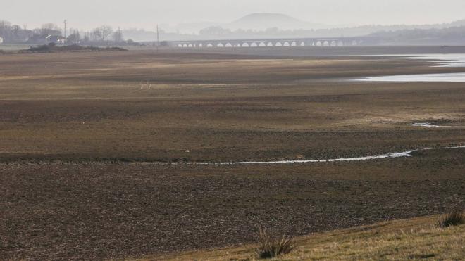 Imagen del estado actual del pantano del Ebro, cuyas reservas de agua están al 35%.