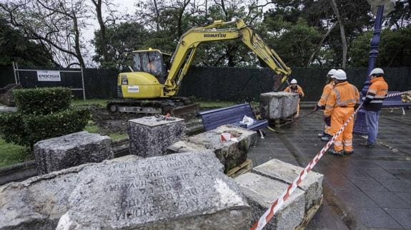 Una empresa externa se encarga de los trabajos, dada la envergadura y peso de las piezas que componen estos monumentos. 