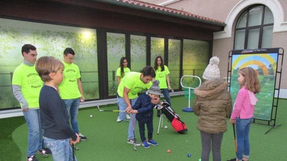 Los voluntarios de Buscando Sonrisas, en una de las clases de golf impartidas a un grupo de niños en el parque de Valdecilla.