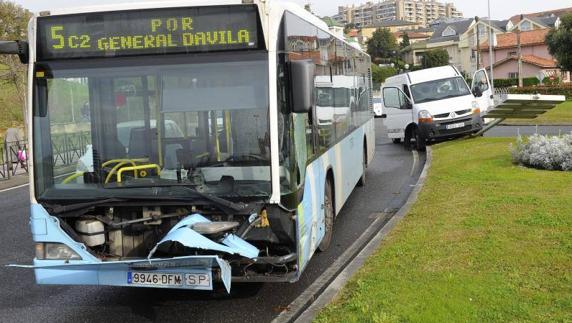 El autobús acabó con el morro destrozado y la furgoneta, estrellada contra una señal.