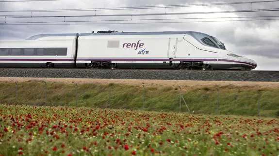 El tren de altas prestaciones conectará Santander con Madrid en menos de tres horas.