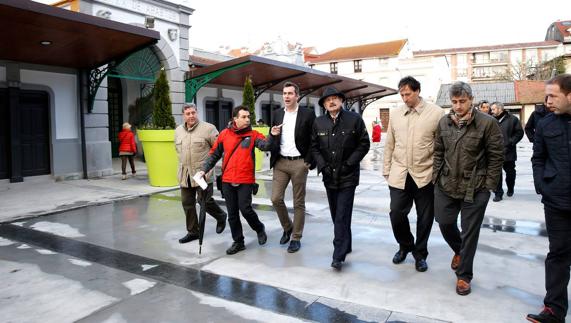Mazón, acompañado por el alcalde y concejales, recorrió el entorno de la Plaza de Abastos.