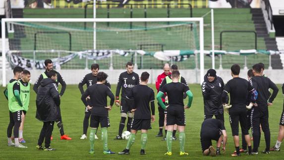 Ángel Viadero da instrucciones durante el entrenamiento del jueves en los Campos de Sport.