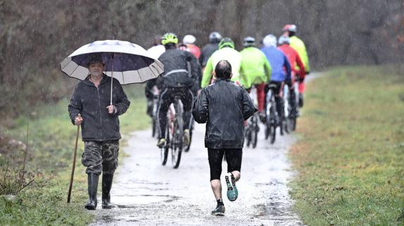 Lluvia durante toda la jornada de este lunes y a partir de mañana, mucho frïo