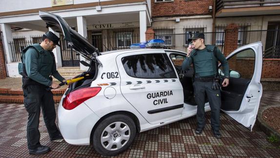 Una patrulla de la Guardia Civil, junto al cuartel de Maliaño. 