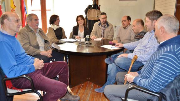 Los alcaldes de Los Corrales y San Felices de Buelna, Iguña y Cieza piden que no se cierre la oficina al público de los cuarteles de la Guardia Civil durante una reunión celebrada el 11 de enero en Los Corrales de Buelna.