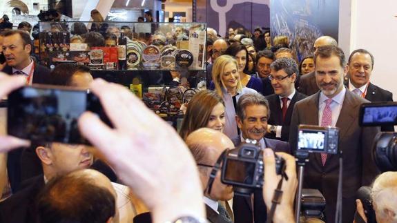 Revilla, con los Reyes de España esta mañana en el stand de Cantabria en Fitur.