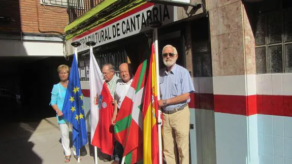 Directivos y socios con las banderas delante de la entrada principal del Centro Cultural.