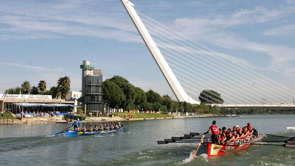 Las traineras de Cantabria remaron en el Guadalquivir en recuerdo de la histórica gesta.