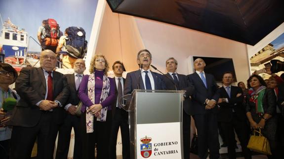 Revilla, durante el discurso, rodeado de todos los consejeros. 