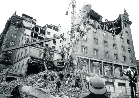 Imagen del antiguo hotel durante los días en que los bomberos acometieron sin descanso las labores de desescombro . 