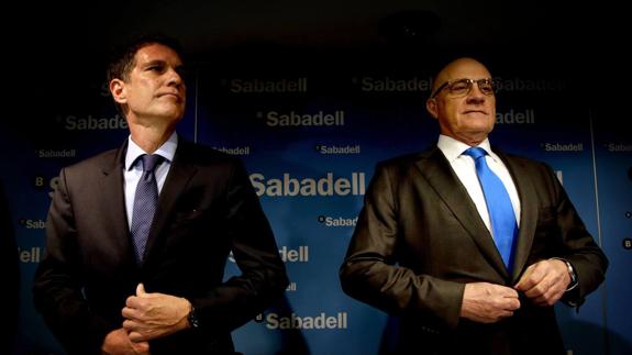 El consejero delegado de Sabadell, Jaime Guardiola, y el presidente de la firma, Josep Oliú.