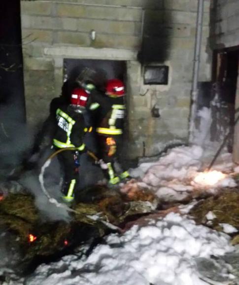 Los bomberos, en el momento de extinción del incendio. 