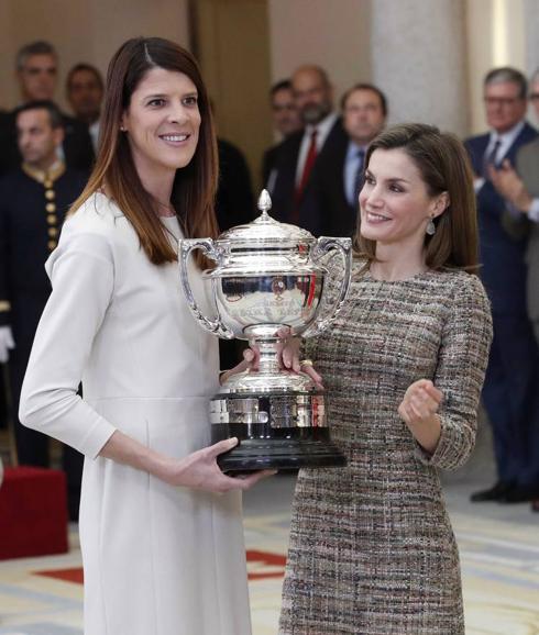 La reina Letizia entrega a la atleta Ruth Beitia el Premio Reina Letizia, a la deportista española que más se ha distinguido durante el año en su actuación deportiva, tanto a nivel nacional como internacional.