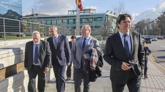 Desde la izquierda, Enrique César López, José Luis Llorca, Santiago Rodríguez y Jaime González, momentos antes de iniciarse el foro El Comercio, en Gijón.