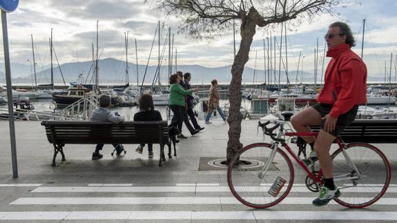 Un ciclista, en el carril-bici del paseo marítimo de Santander, en la zona de Puertochico . 