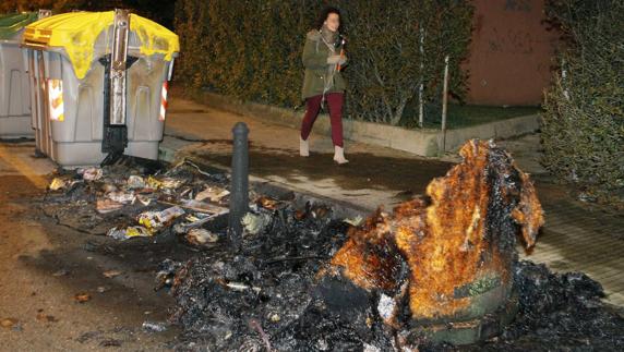 Contenedor quemado en una calle de Santander