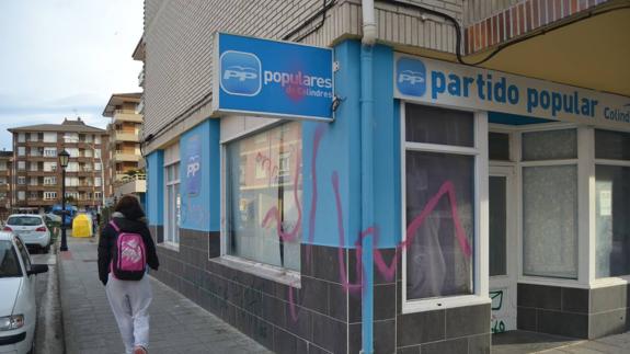 Las pintadas se realizaron sobre las ventanas, la fachada y los carteles del partido.