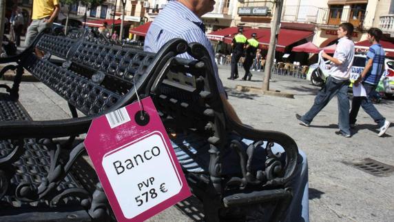 Un banco etiquetado en Plasencia (Cáceres) para que los ciudadanos sepan lo que cuesta