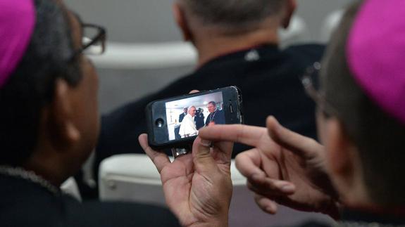Dos obispos observan en un teléfono móvil una fotografía del Papa Francisco, mientras esperan su llegada al Palacio Arzobispal de Río de Janeiro, durante la visita del Santo Padre a Brasil.