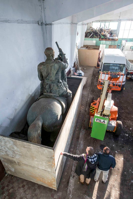 La estatua de Franco a caballo está protegida  por una estructura metálica y chapas de acero. 