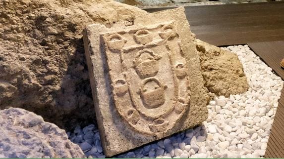 El escudo ya forma parte de la exposición de la Muralla Medieval.