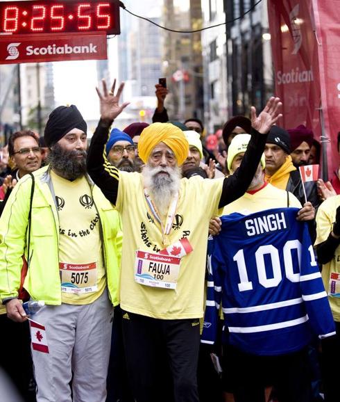 Fauja Singh (105) es el maratoniano más longevo. 