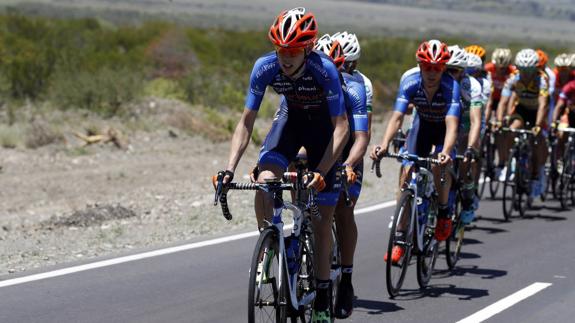 Sergio Vega lidera al pelotón durante una de las etapas de la Vuelta a San Juan.