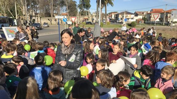 Un mar de niños recibe a Gema Igual