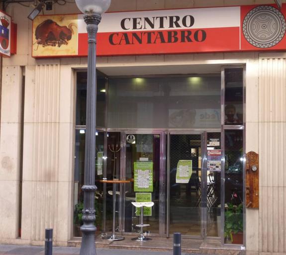 Fachada de la sede del Centro Cántabro en la calle Labradores de la capital riojana.