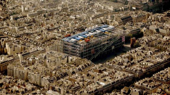 El centro cultural, conocido como el Beaubourg por el lugar que ocupa en el barrio parisino de Les Halles, fue inaugurado el 31 de enero de 1977.