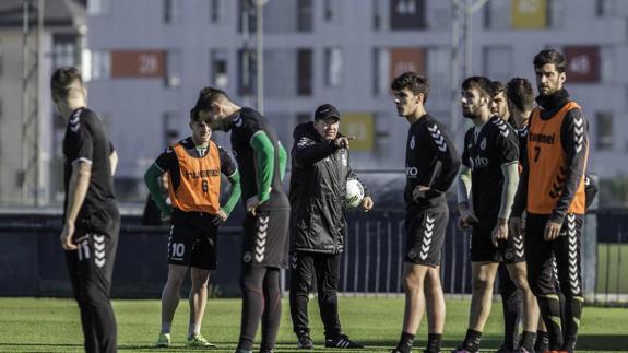 Ángel Viadero da instrucciones a sus futbolistas durante el entrenamiento del miércoles.