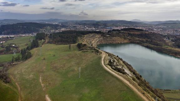 Vista aérea de la antigua mina a cielo abierto de Reocín, ahora convertida en lago.