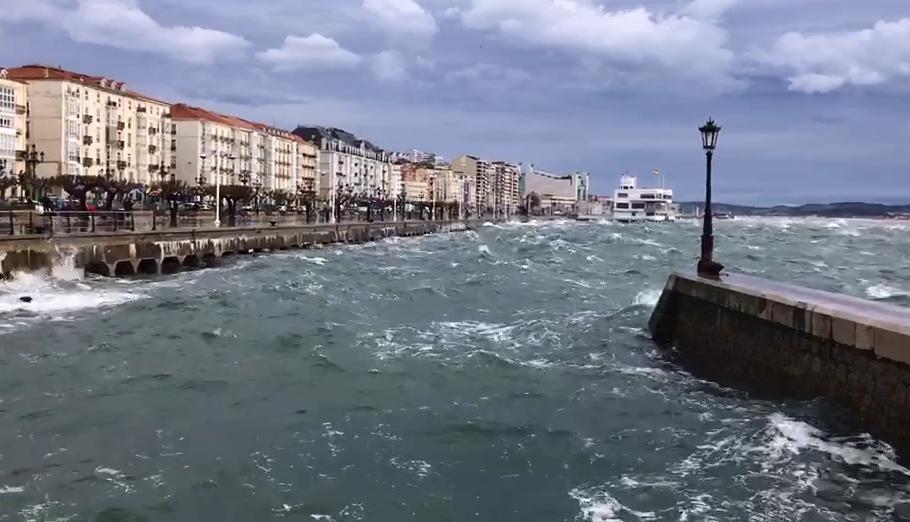 La Bahía de Santander, picada por el viento que está azotando la región