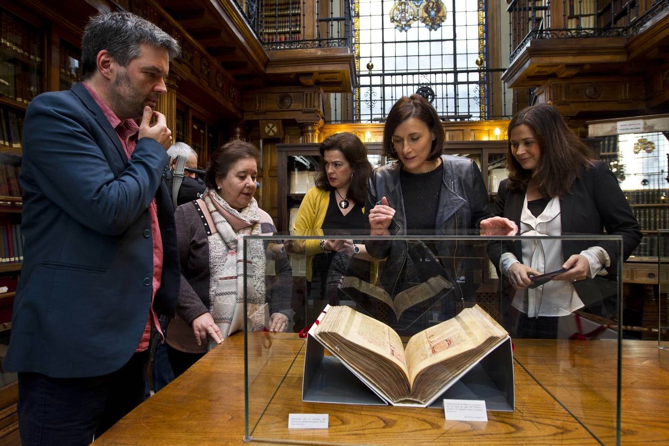 De izquierda a derecha, Aengus Ward, Rosa Fernández Lera, Ana Ros Togores, Gema Igual y Mirian Díaz observan el manuscrito. 