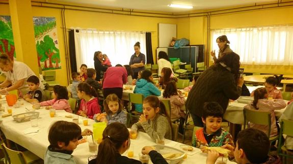 Los niños lebaniegos participan con éxito en un desayuno saludable