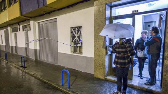 Unos vecinos comentan lo sucedido junto al garaje donde fue encontrado el cadáver, en la calle Beato de Liébana de Santander.