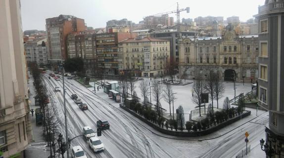Espectacular granizada en el centro de Santander, ayer por la mañana.