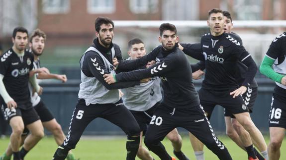 Mikel Santamaría e Israel Puerto forcejean en una jugada a balón parado en el entrenamiento del miércoles.