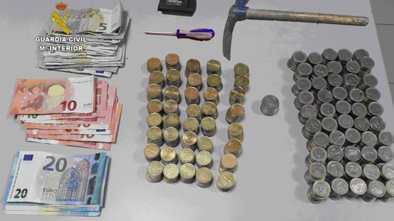 Monedas y billetes intervenidos al detenido.