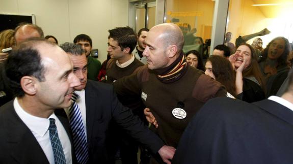 Participación del presidente de Cantabria, Ignacio Diego, en el foro 'Tengo una pregunta para usted', donde recibió las protestas de los estudiantes.