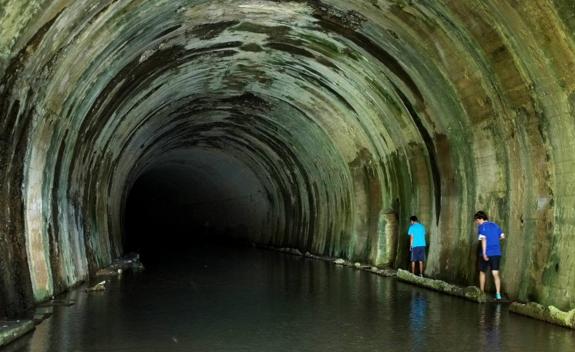 Interior de uno de los tramos del túnel de la Engaña, completamente inundado.