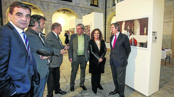 Ignacio Pérez, Pedro Velarde, Íñigo Noriega, Rafael de la Sierra, Teresa Noceda y Luis Revenga, en la inauguración de la muestra. 