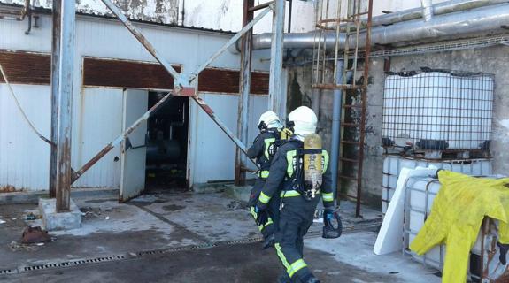 Los bomberos del 112 cortaron los escapes de gas.