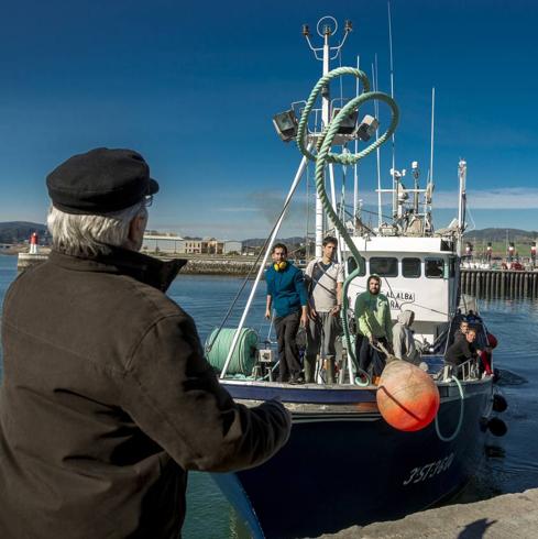 El pesquero ‘Siempre al alba’ amarra en el puerto de Santoña.