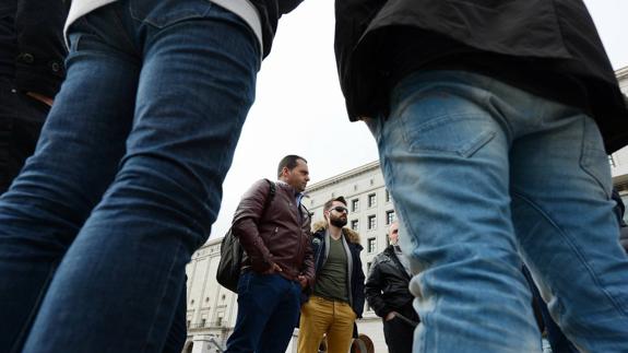 Los representantes de los sindicatos estibadores, a las puertas del Ministerio de Fomento.