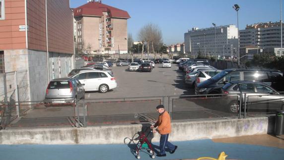 Parcela junto al Parque Lorenzo Cagigas donde se quiere levantar el parking en altura.