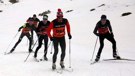 Algunos de los participantes, en el circuito de esquí de fondo.