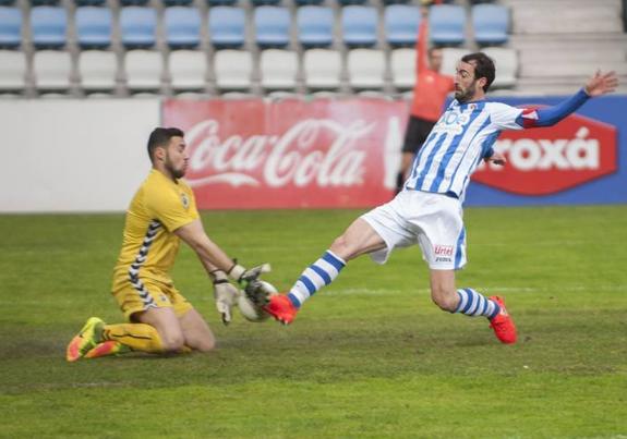 El capitán blanquiazul, Mario, intenta llegar a un balón durante un partido en El Malecón. 